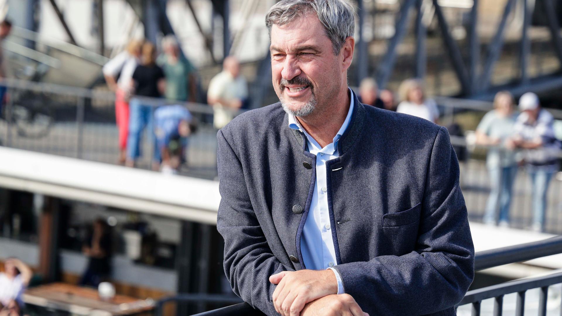 Bayerns Ministerpräsident Markus Söder (CSU) steht vor der Abfahrt nach Helgoland an Deck am 26.08.2025 in Hamburg. 