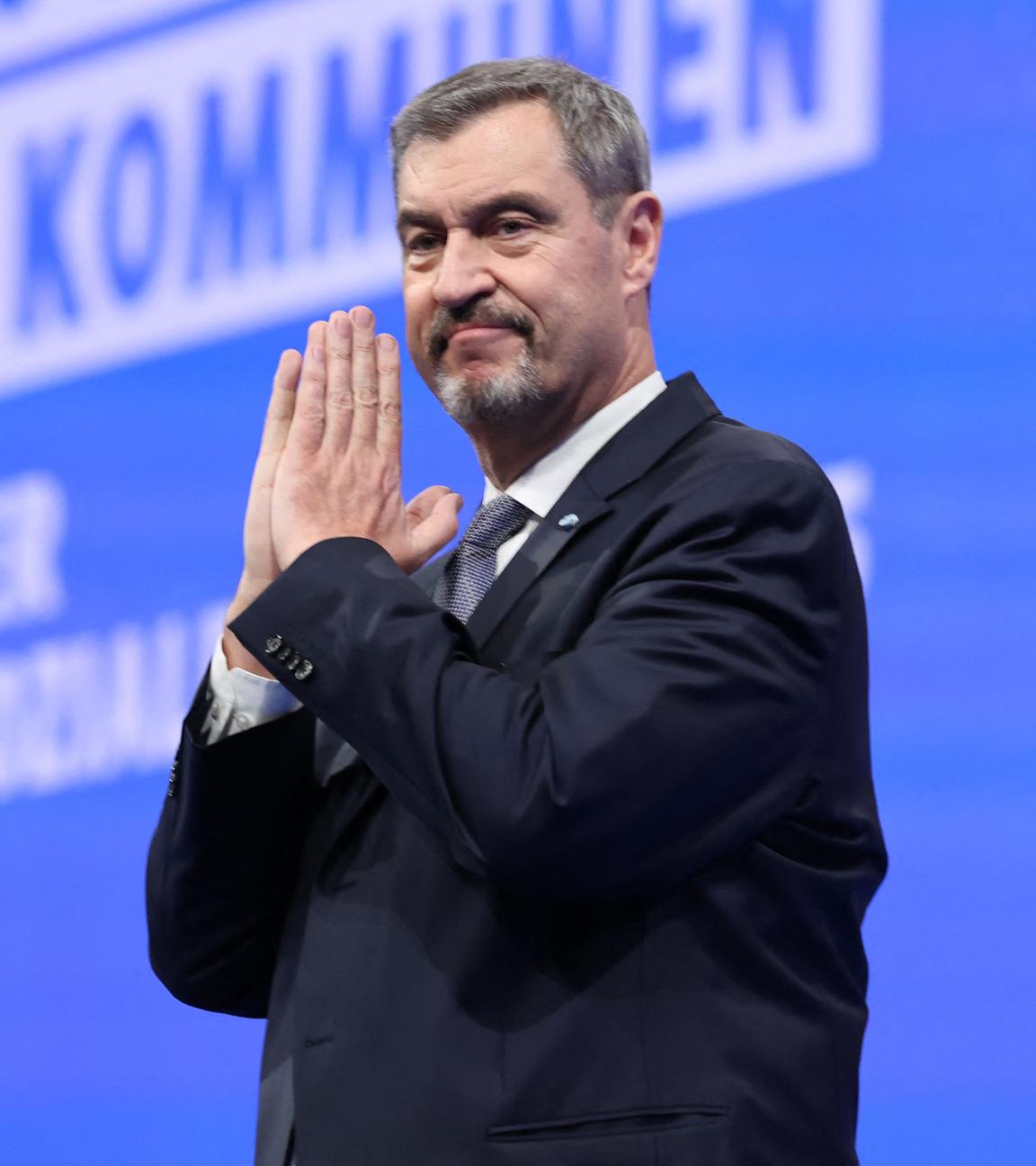Der bayerische Ministerpräsident und Vorsitzende der konservativen Christlich-Sozialen Union (CSU), Markus Söder, gestikuliert nach seiner Rede während eines Parteitags der Christlich-Sozialen Union (CSU) am 12. Dezember 2025 in München, Süddeutschland.