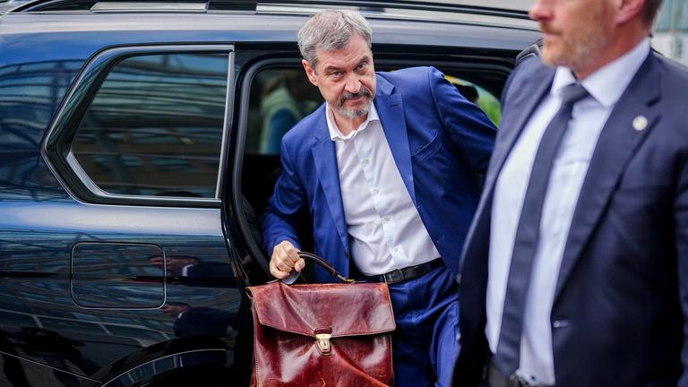 CSU-Vorsitzender und Ministerpräsident von Bayern, Markus Söder, kommt am Morgen zu Beginn der Fortsetzung der Koalitionsverhandlungen von Union und SPD an der CDU-Parteizentrale, dem Konrad-Adenauer-Haus, an. 