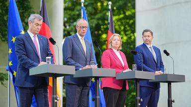 Markus Söder (CSU-Vorsitzender), Bundeskanzler Friedrich Merz (CDU-Vorsitzender), Bärbel Bas (SPD-Vorsitzende) und Lars Klingbeil (SPD-Vorsitzende) bei der Pressekonferenz.