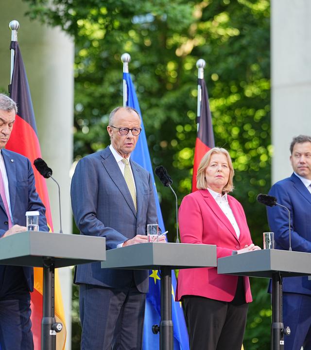Markus Söder (CSU-Vorsitzender), Bundeskanzler Friedrich Merz (CDU-Vorsitzender), Bärbel Bas (SPD-Vorsitzende) und Lars Klingbeil (SPD-Vorsitzende) bei der Pressekonferenz.