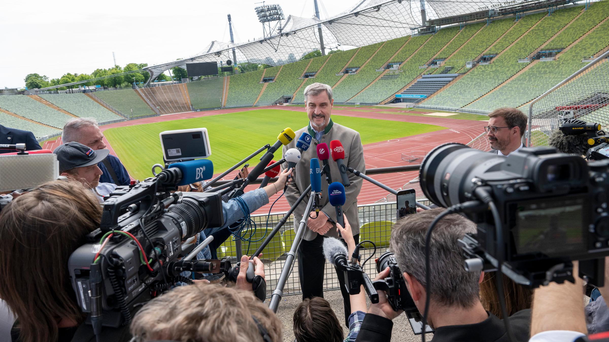 Bayern, München: Markus Söder (CSU), Ministerpräsident von Bayern, unterhält sich nach der Sitzung des bayerischen Kabinetts im Olympiastadion mit den wartenden Journalisten.