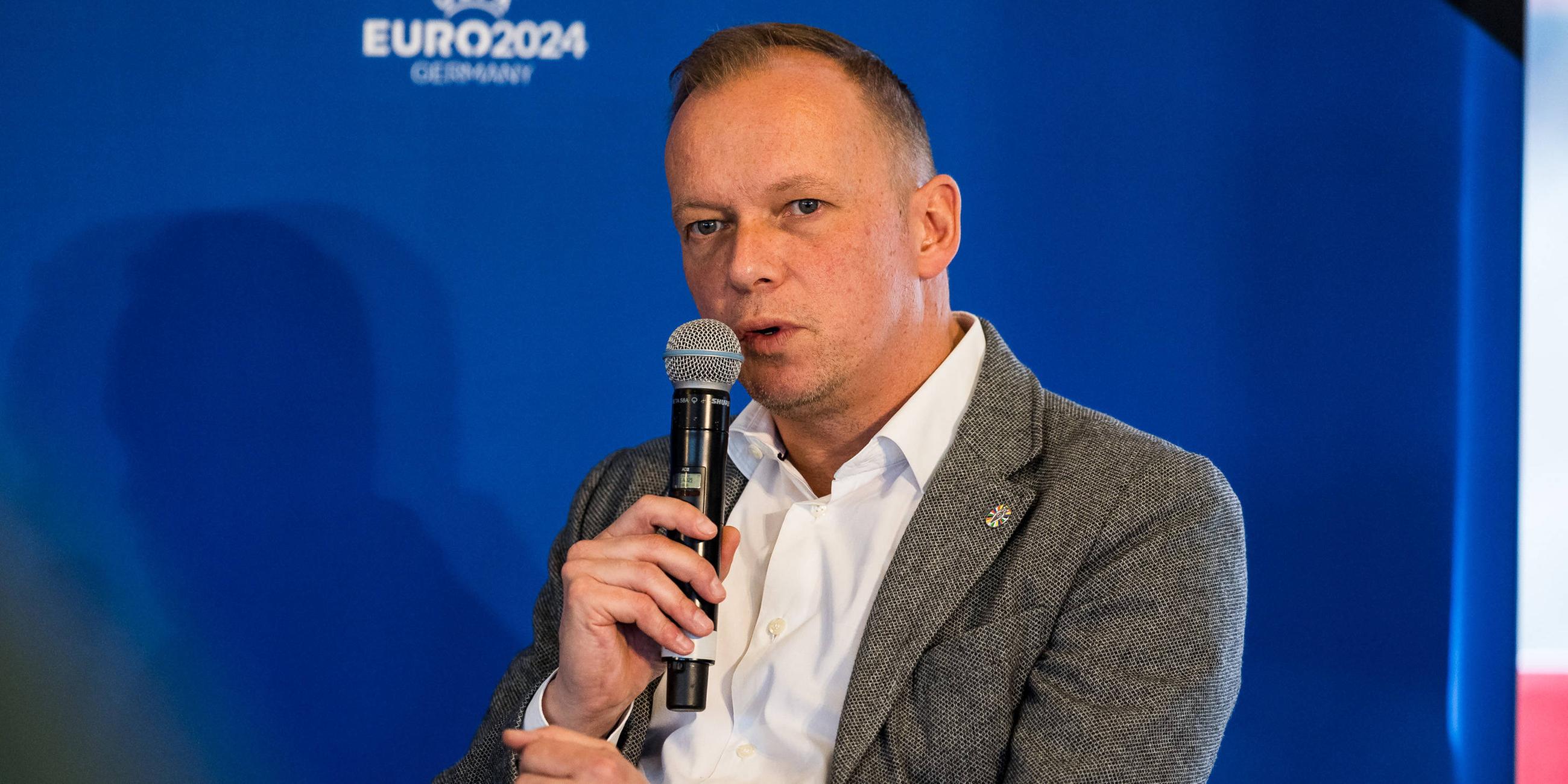Archiv: Markus Stenger spricht auf einr Pressekonfernez