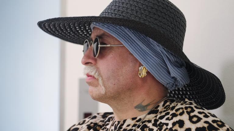 Marla-Svenja Liebich, bekannte Rechtsextremistin, wartet in Leipzig vor einem Saal des Landgerichts am 11.07.2025.