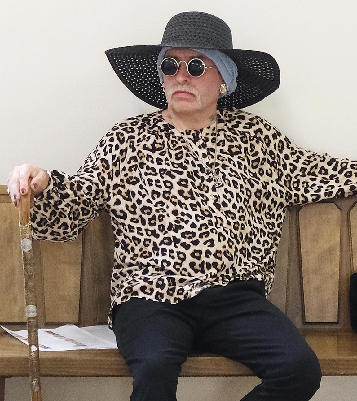 Marla-Svenja Liebich, bekannte Rechtsextremistin, wartet vor einem Saal des Landgerichts (Archivfoto 2025)