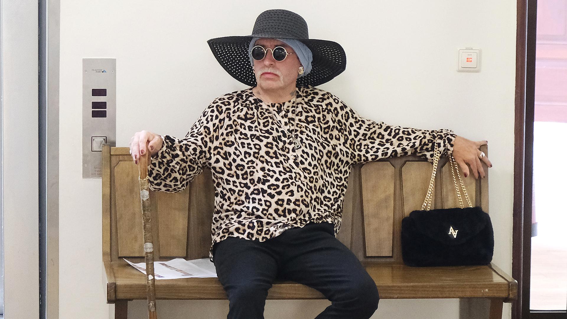 Marla-Svenja Liebich, bekannt wegen Rechtsextremismus, wartet vor einem Saal des Landgerichts (Archivfoto 2025)