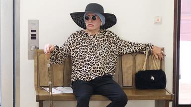 Marla-Svenja Liebich, bekannte Rechtsextremistin, wartet vor einem Saal des Landgerichts (Archivfoto 2025)
