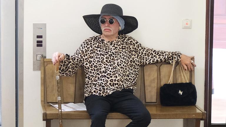 Marla-Svenja Liebich, bekannte Rechtsextremistin, wartet vor einem Saal des Landgerichts (Archivfoto 2025)