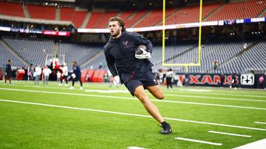 Marlin Klein läuft bei einer Trainingseinheit der Houston Texans mit dem Ball in die Hüfte geklemmt über den Rasen