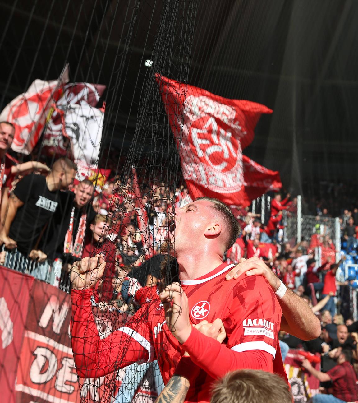 Der Lautrer Marlon Ritter jubelt am Zaun mit den Fans nach dem Sieg gegen den KSC