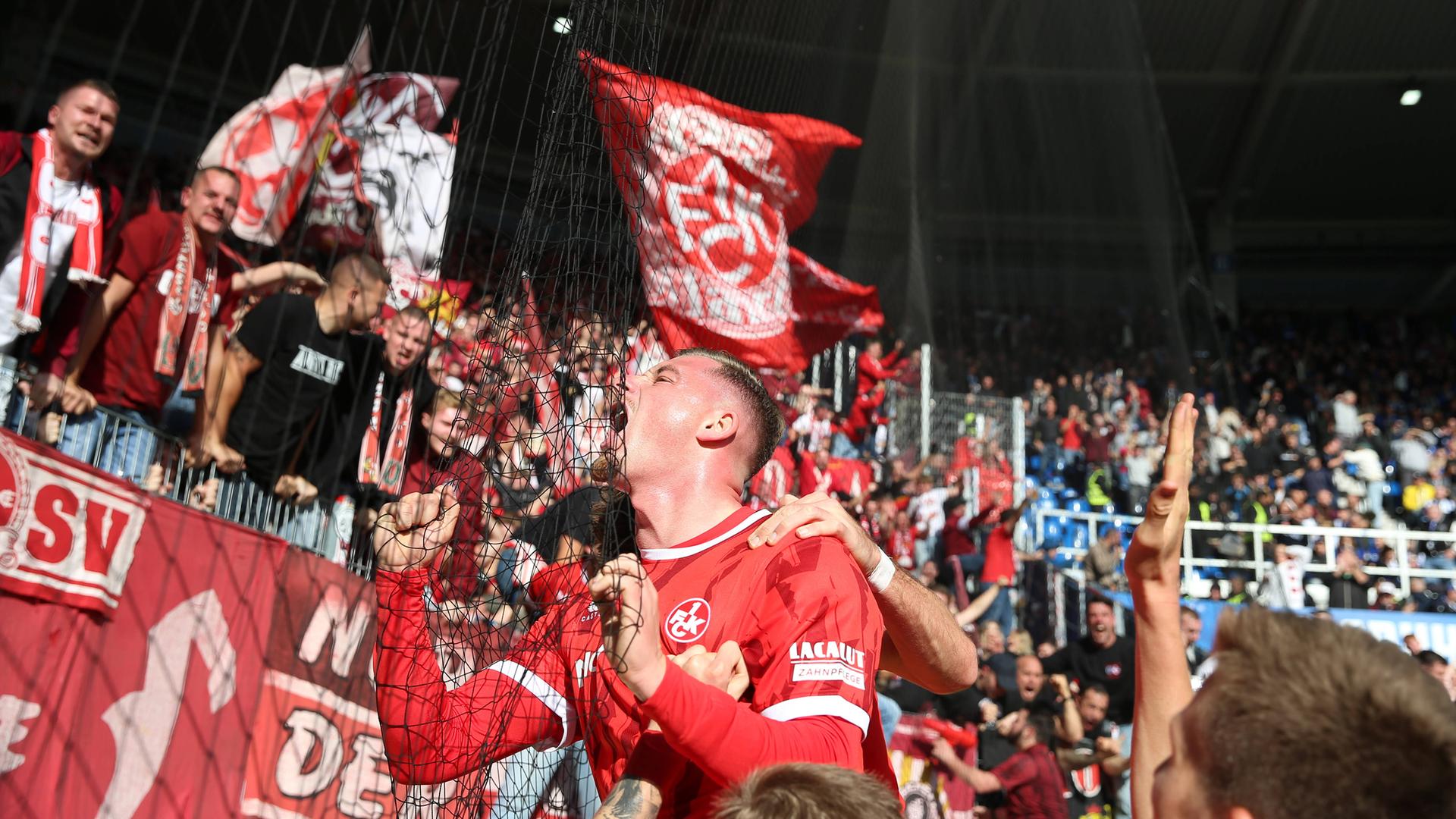 Der Lautrer Marlon Ritter jubelt am Zaun mit den Fans nach dem Sieg gegen den KSC