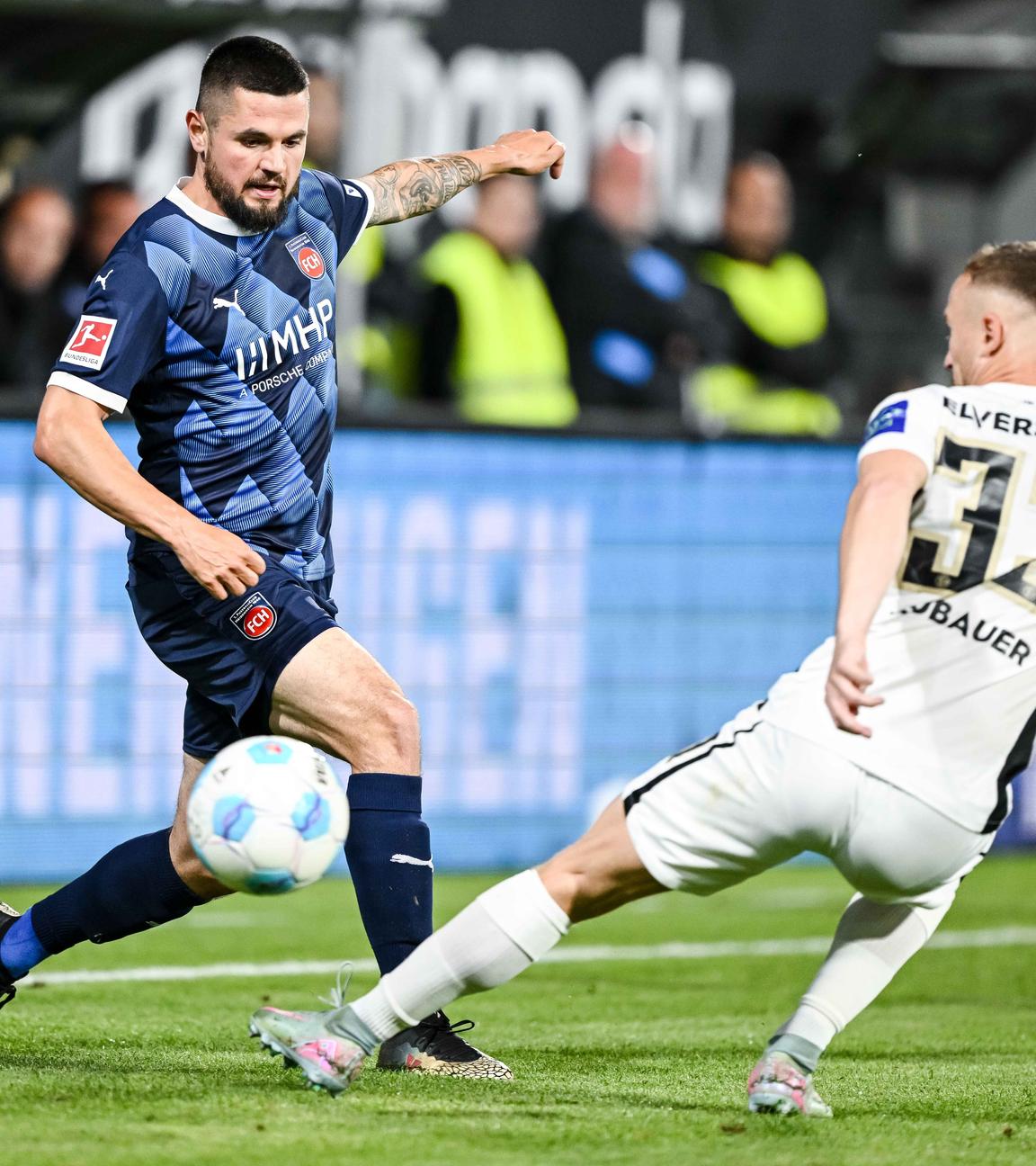 Marnon Busch (1.FC Heidenheim) und Maurice Neubauer (SV Elversberg) im Zweikampf während des Bundesliga-Relegationsrückspiels zwischen der SV Elversberg und dem 1.FC Heidenheim.