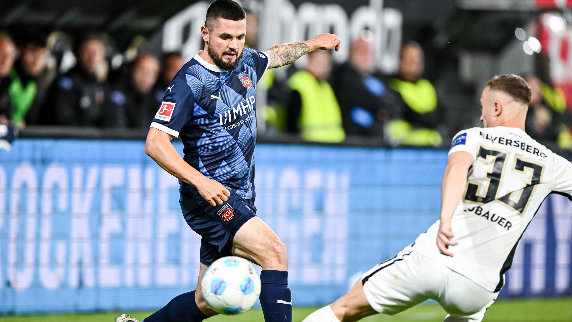 Marnon Busch (1.FC Heidenheim) und Maurice Neubauer (SV Elversberg) im Zweikampf während des Bundesliga-Relegationsrückspiels zwischen der SV Elversberg und dem 1.FC Heidenheim.