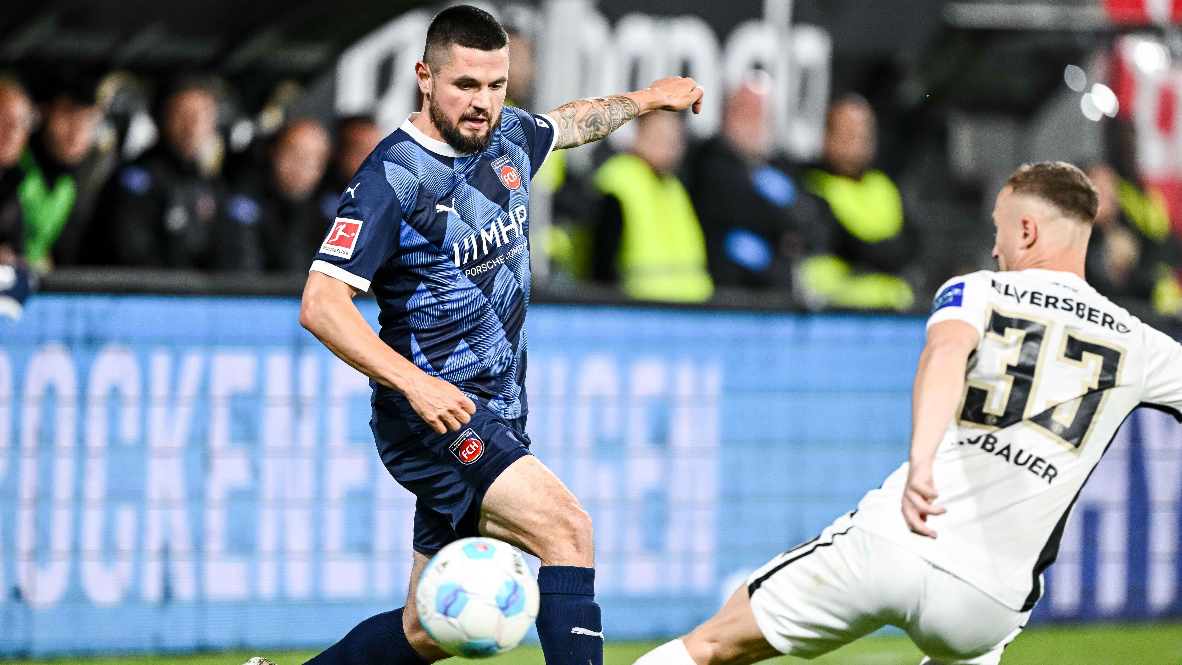 Marnon Busch (1.FC Heidenheim) und Maurice Neubauer (SV Elversberg) im Zweikampf während des Bundesliga-Relegationsrückspiels zwischen der SV Elversberg und dem 1.FC Heidenheim.