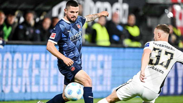 Marnon Busch (1.FC Heidenheim) und Maurice Neubauer (SV Elversberg) im Zweikampf während des Bundesliga-Relegationsrückspiels zwischen der SV Elversberg und dem 1.FC Heidenheim.