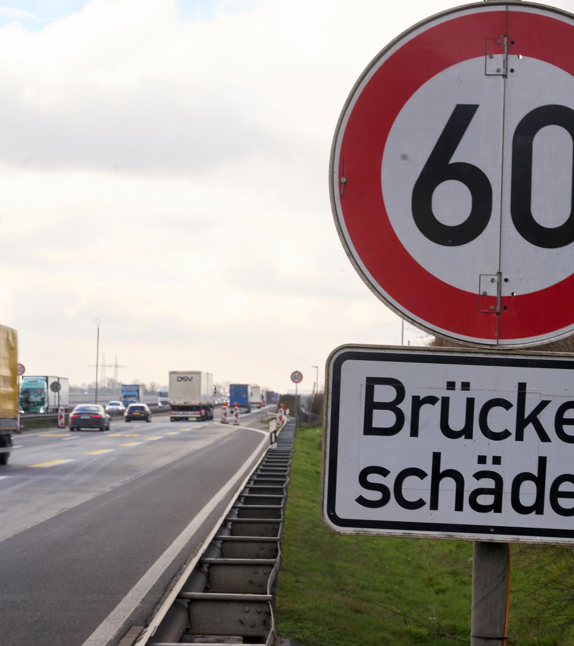 Archiv:  Schilder weisen vor der Moseltalbrücke der Autobahn A61 auf Brückenschäden hin.