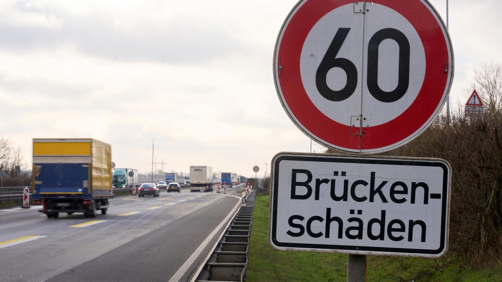Archiv:  Schilder weisen vor der Moseltalbrücke der Autobahn A61 auf Brückenschäden hin.