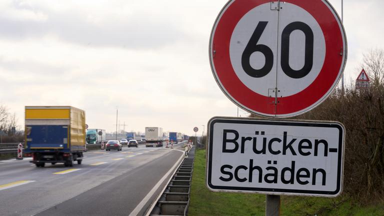 Archiv:  Schilder weisen vor der Moseltalbrücke der Autobahn A61 auf Brückenschäden hin.