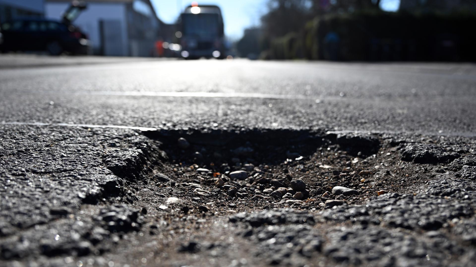 Ein Schlagloch auf einer deutschen Straße.