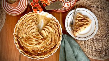 Das Bild zeigt einen marokkanischen Apfelkuchen mit Blätterteig.