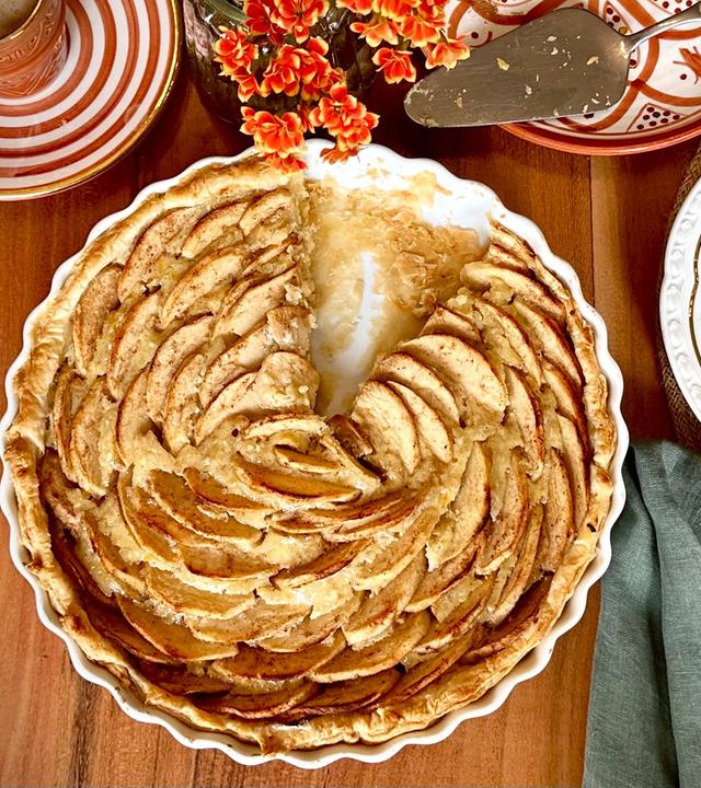 Das Bild zeigt einen marokkanischen Apfelkuchen mit Blätterteig.