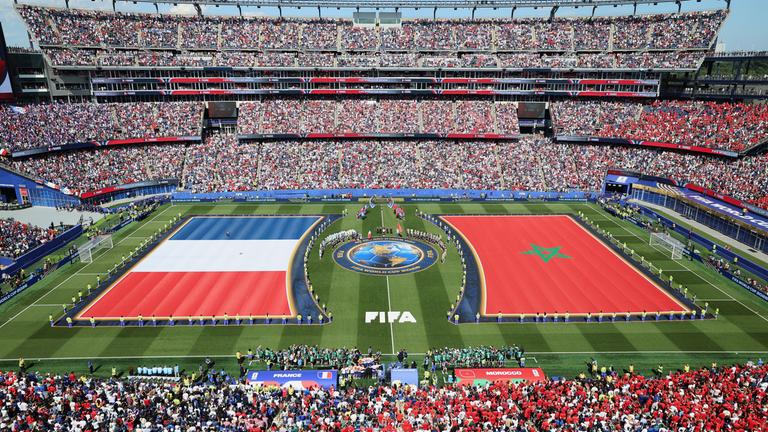 Die Flaggen Frankreichs (links) und Marokkos sind vor ihrem Viertelfinalspiel bei der Fußball-Weltmeisterschaft in Foxborough, Massachusetts, zu sehen.