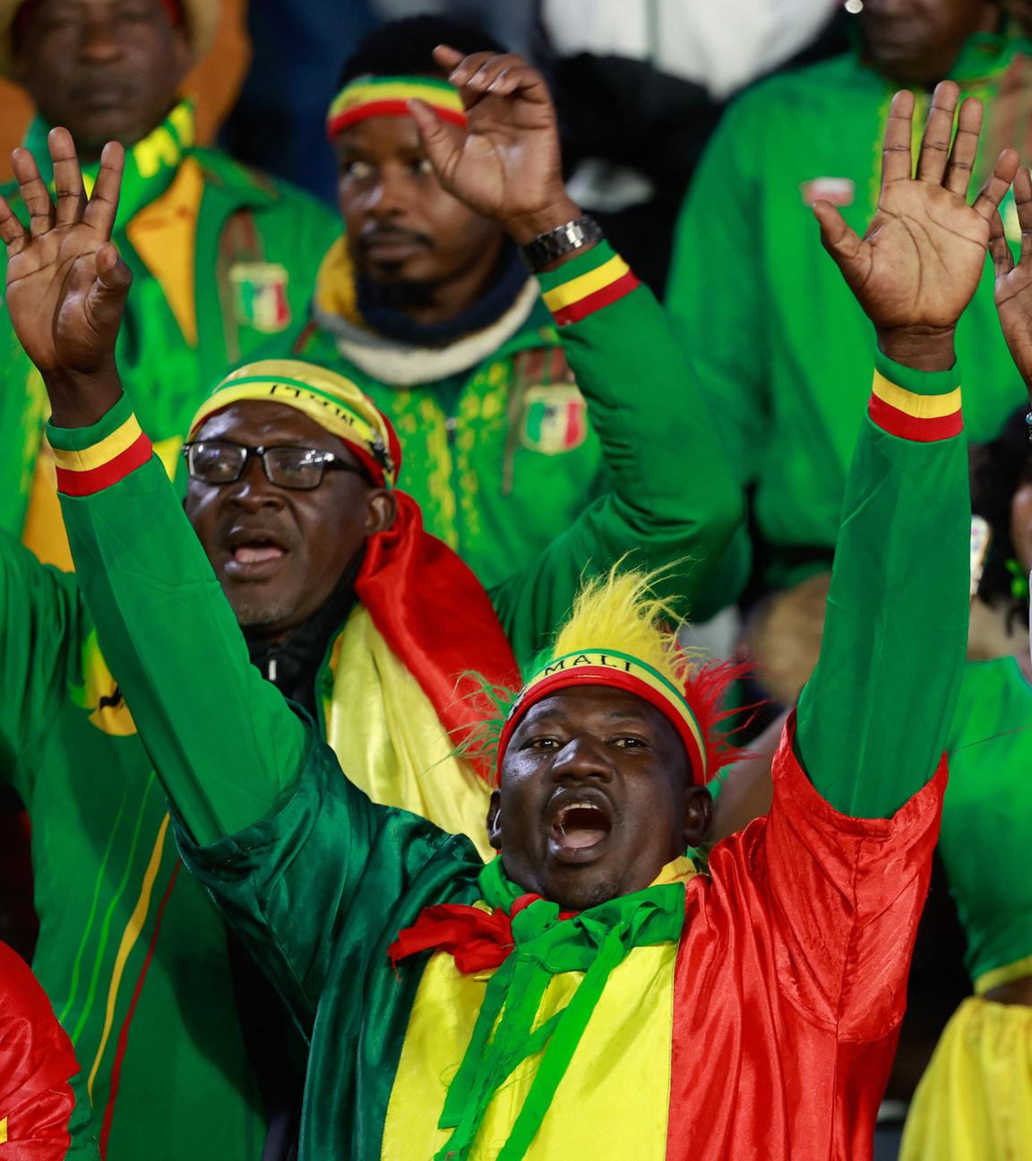 Jubelnde Fans der malischen Fußballmannschaft