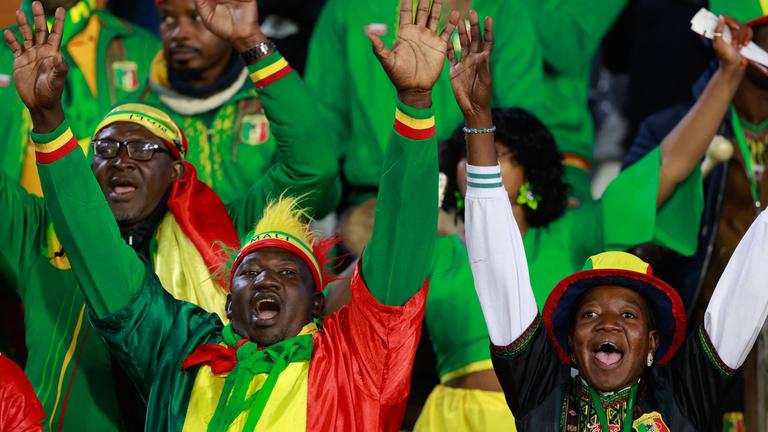 Jubelnde Fans der malischen Fußballmannschaft