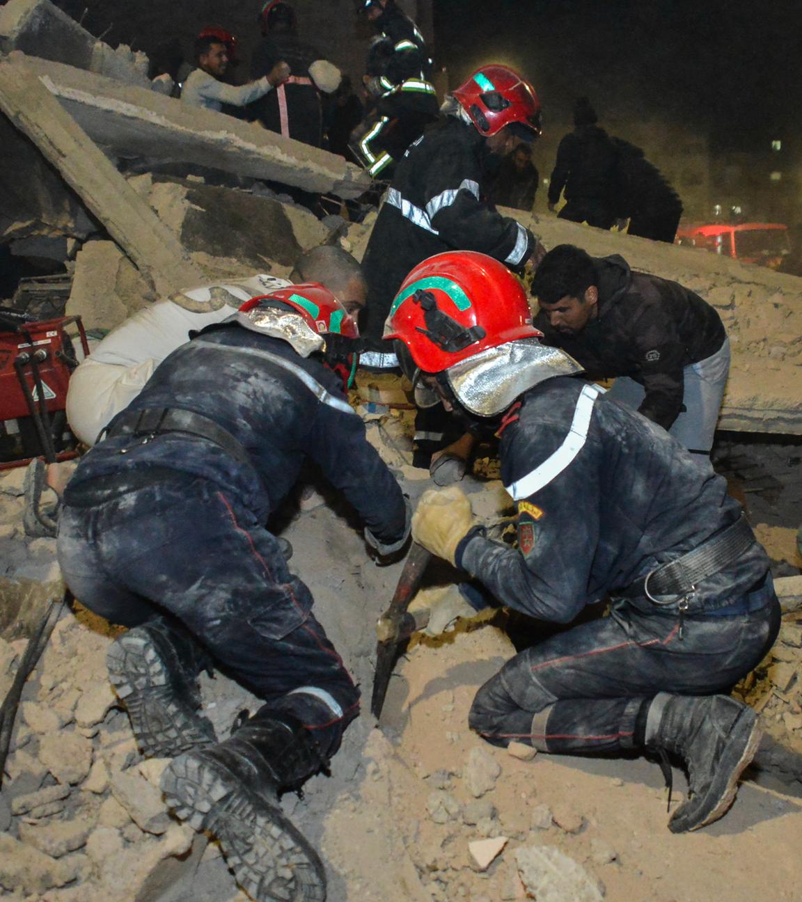 Hilfskräfte in Marokko versuchen Überlebende aus den Trümmern zu bergen. 