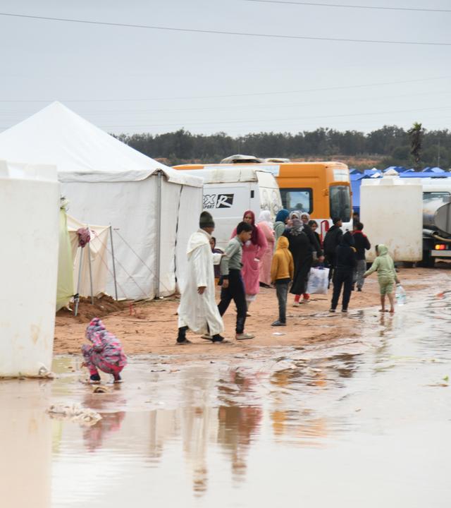 Marokko, Oulad Slama: Zelte werden in einem Lager für Familien aufgestellt, die von den Überschwemmungen des Flusses Sebou bedroht sind.