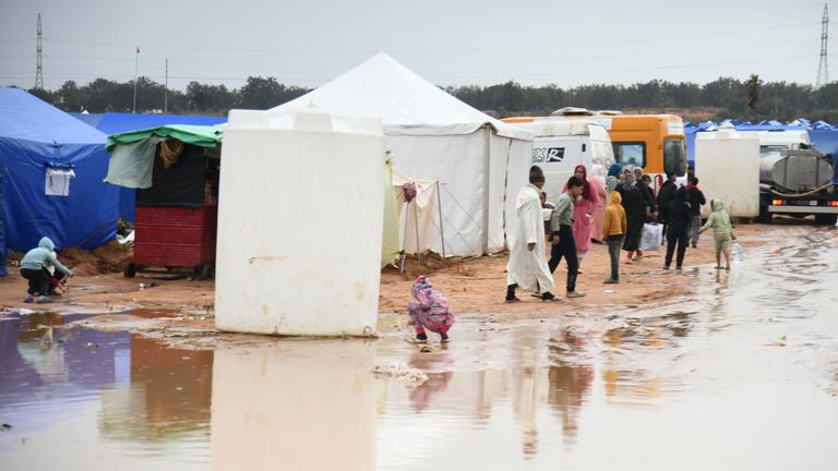 Marokko, Oulad Slama: Zelte werden in einem Lager für Familien aufgestellt, die von den Überschwemmungen des Flusses Sebou bedroht sind.