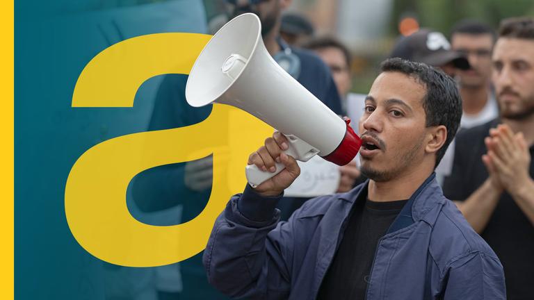 Junger Mann spricht in Megafon bei Demonstration in Marokko