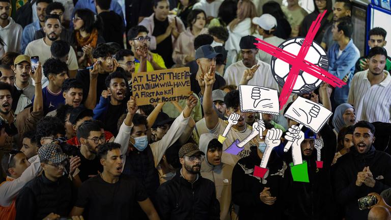 Menschen die protestieren