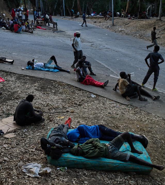Spanische Exklave Ceuta: Menschen, die von Marokko illegal nach Spanien eingewandert sind, außerhalb eines temporären Flüchtlingslagers. 