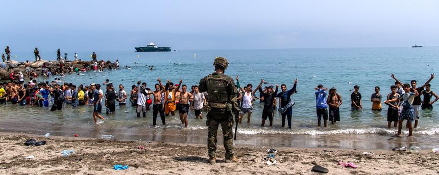 Soldaten der spanischen Armee versperren Menschen, die von Marokko in die spanische Exklave Ceuta gelangen wollen, den Zugang zum Strand.