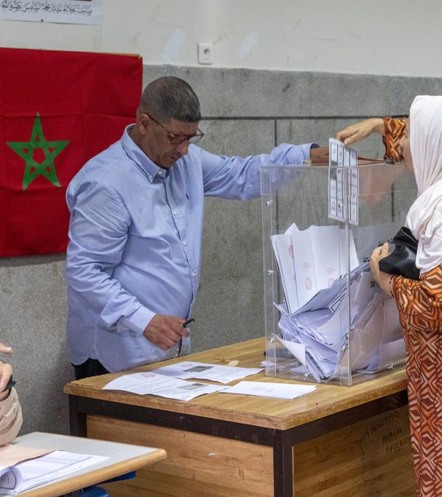 Symbolbild: Eine Frau gibt in einem Wahllokal in Rabat, Marokko, am 23. September 2026 ihre Stimme ab. 
