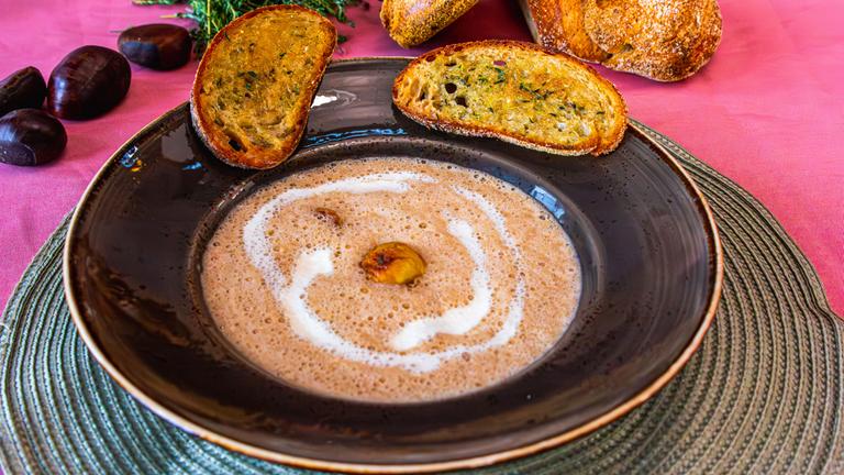 Maronencremesuppe mit Thymian-Crostini