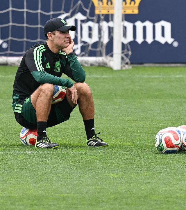Mexikos neuer Trainer sitzt auf einem Ball beim Training der Nationalmannschft.