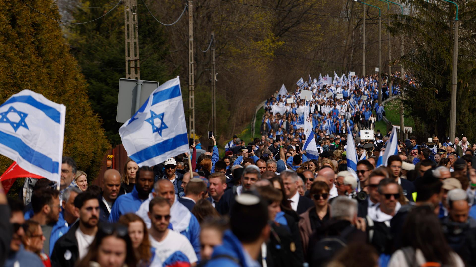 Teilnehmende des jährlichen Marsch der Lebenden im ehemaligen Vernichtungslager Auschwitz.