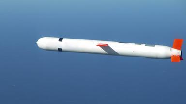 Eine taktische Tomahawk Block IV-Marschflugkörper führt einen kontrollierten Flugtest über dem westlichen Testgeländekomplex des Naval Air Systems Command (NAVAIR) in Südkalifornien durch.