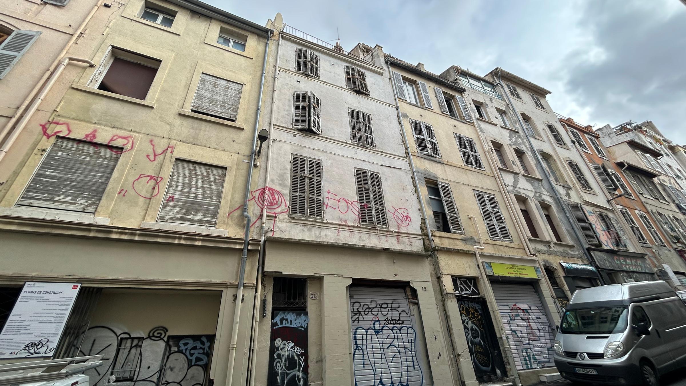 Häuserfassaden an der Rue d’Aubagne in Marseille