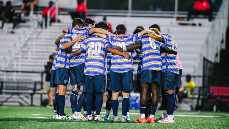 Die Spieler der Marshallinseln stehen im Mannschaftskreis zusammen