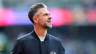 Martín Demichelis, Trainer des RB Leipzig, im Fußballstadion in Bremen. Er ist von der Brust aufwärts zu sehen, sein Gesicht steht im Profil.