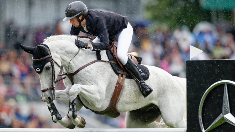 Der Springreiter Martin Fuchs aus der Schweiz auf dem Pferd Leone springt über ein Hindernis.