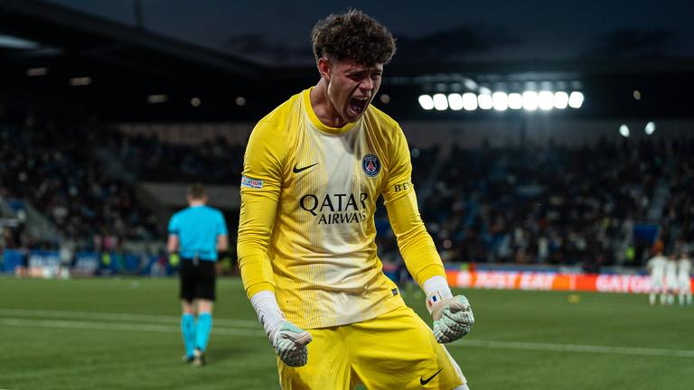 Torwart Martin James jubelt noch im Dress von PSG.