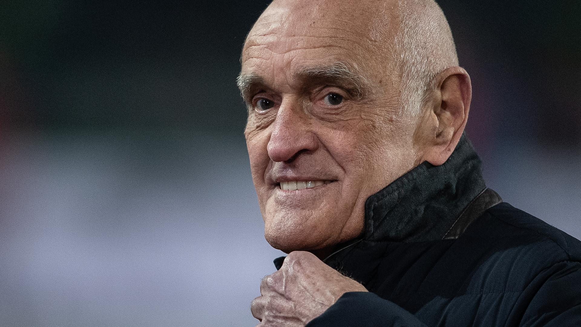 Niedersachsen, Hannover: Martin Kind, Geschäftsführer von Hannover 96, ist vor dem Spiel im Stadion.