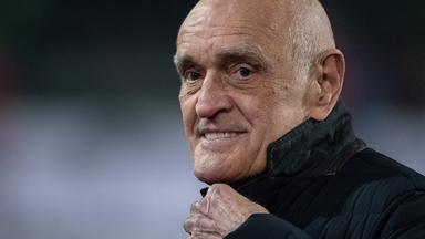 Niedersachsen, Hannover: Martin Kind, Geschäftsführer von Hannover 96, ist vor dem Spiel im Stadion.