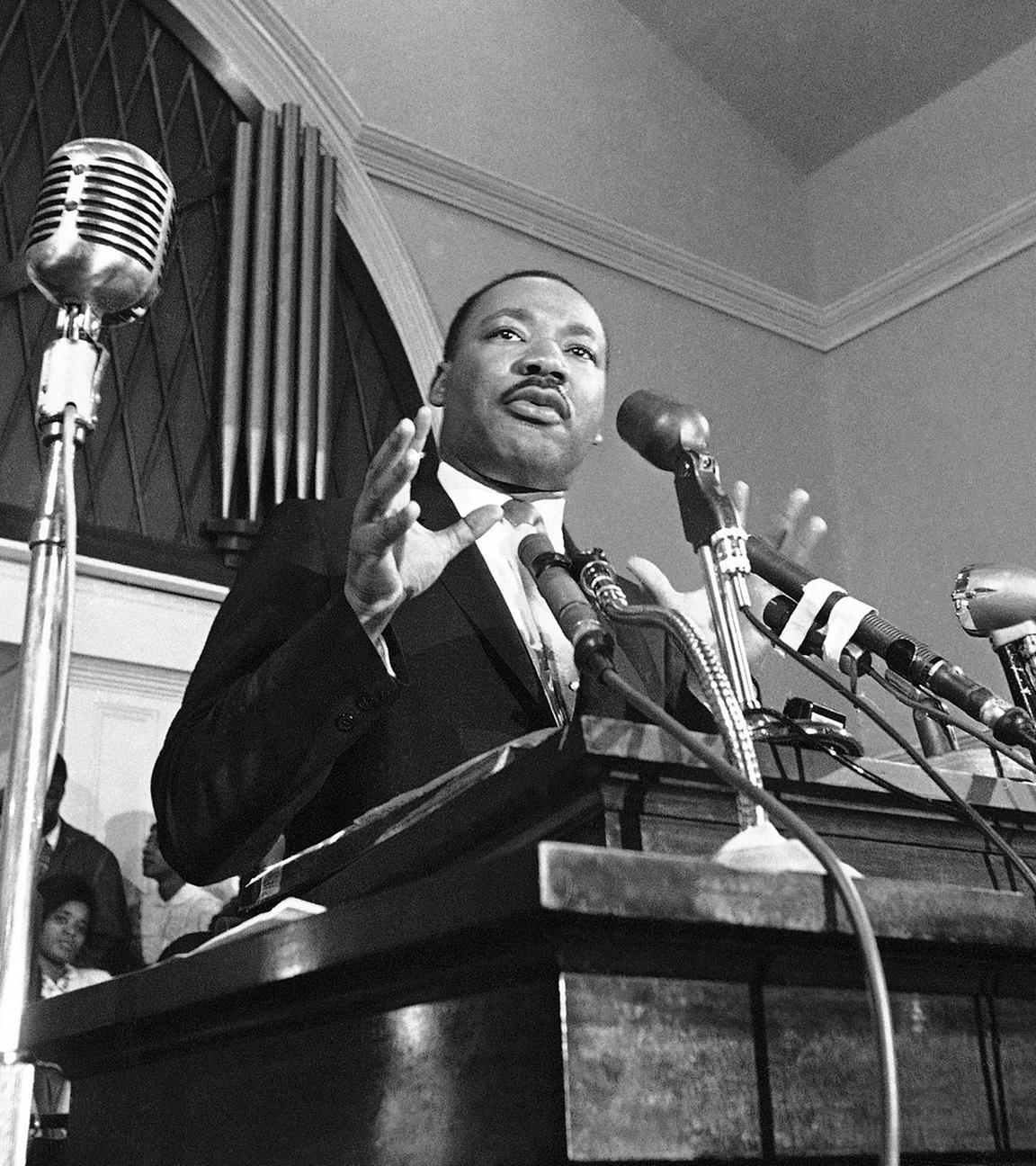 Martin Luther King hält eine Rede.