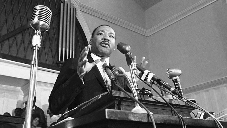 Martin Luther King hält eine Rede.