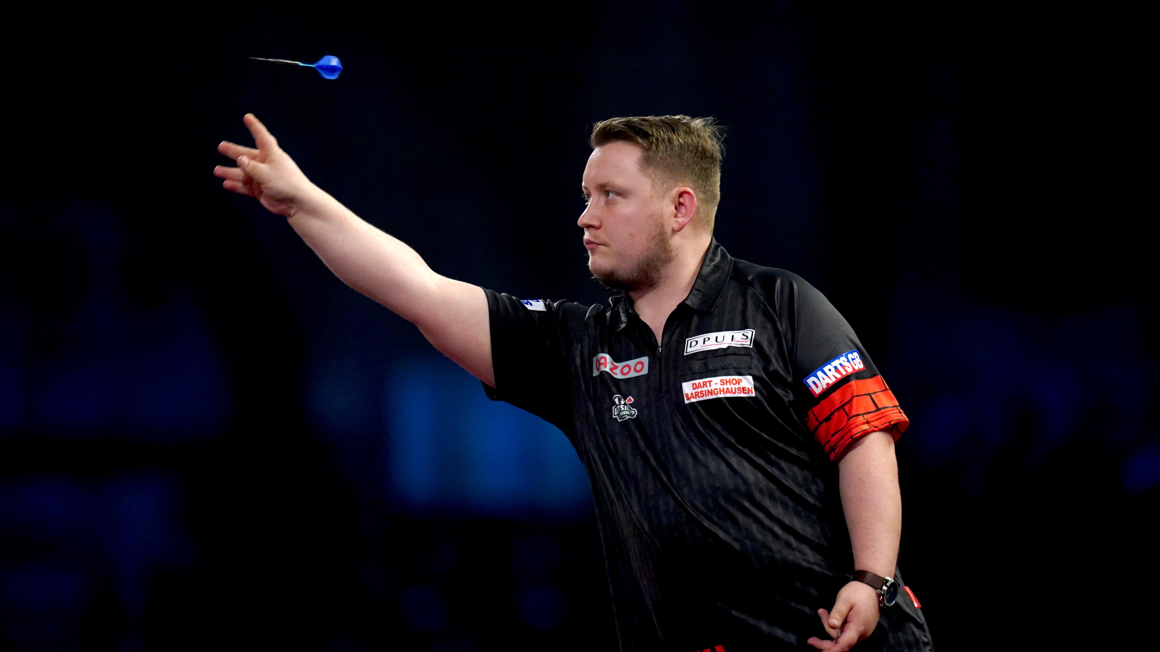 Darts-WM 2023, 2. Runde am 23.12.2022: Martin Schindler (Deutschland) wirft im Spiel gegen Martin Lukeman (Großbritannien) einen Pfeil